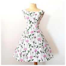 Charger l'image dans la galerie, 1950s - JAQUELINE, France - Adorable Roseprint Cotton Dress - W28.5 (72cm)