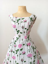 Charger l'image dans la galerie, 1950s - JAQUELINE, France - Adorable Roseprint Cotton Dress - W28.5 (72cm)
