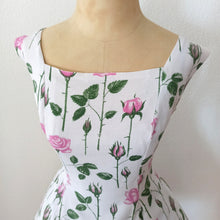 Charger l'image dans la galerie, 1950s - JAQUELINE, France - Adorable Roseprint Cotton Dress - W28.5 (72cm)