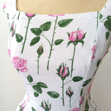 Charger l'image dans la galerie, 1950s - JAQUELINE, France - Adorable Roseprint Cotton Dress - W28.5 (72cm)