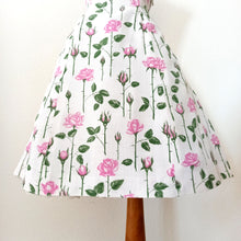 Charger l'image dans la galerie, 1950s - JAQUELINE, France - Adorable Roseprint Cotton Dress - W28.5 (72cm)