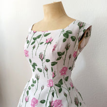 Charger l'image dans la galerie, 1950s - JAQUELINE, France - Adorable Roseprint Cotton Dress - W28.5 (72cm)