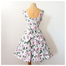 Charger l'image dans la galerie, 1950s - JAQUELINE, France - Adorable Roseprint Cotton Dress - W28.5 (72cm)