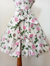 Charger l'image dans la galerie, 1950s - JAQUELINE, France - Adorable Roseprint Cotton Dress - W28.5 (72cm)