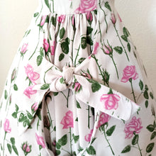 Charger l'image dans la galerie, 1950s - JAQUELINE, France - Adorable Roseprint Cotton Dress - W28.5 (72cm)