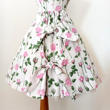 Charger l'image dans la galerie, 1950s - JAQUELINE, France - Adorable Roseprint Cotton Dress - W28.5 (72cm)