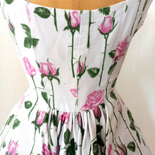 Charger l'image dans la galerie, 1950s - JAQUELINE, France - Adorable Roseprint Cotton Dress - W28.5 (72cm)