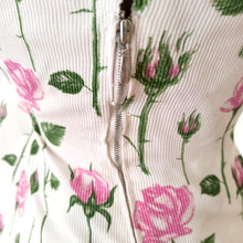 Charger l'image dans la galerie, 1950s - JAQUELINE, France - Adorable Roseprint Cotton Dress - W28.5 (72cm)