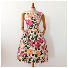Charger l'image dans la galerie, 1950s - Gorgeous German Floral Print Cotton Dress - W31 (78cm)