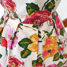 Charger l'image dans la galerie, 1950s - Gorgeous German Floral Print Cotton Dress - W31 (78cm)