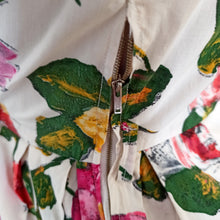 Charger l'image dans la galerie, 1950s - Gorgeous German Floral Print Cotton Dress - W31 (78cm)