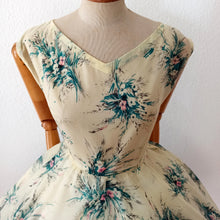 Charger l'image dans la galerie, 1950s - Stunning Yellow Pale Floral Dress - W28.5 (72cm)