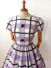 Charger l'image dans la galerie, 1950s - Lovely Purple Black Cotton Dress - W26 (66cm)