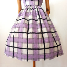 Charger l'image dans la galerie, 1950s - Lovely Purple Black Cotton Dress - W26 (66cm)