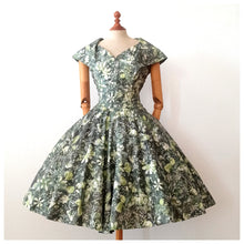 Charger l'image dans la galerie, 1950s - Spectacular Green Floral Dress - W30 (76cm)