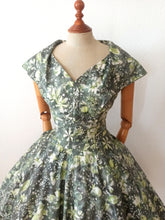 Charger l'image dans la galerie, 1950s - Spectacular Green Floral Dress - W30 (76cm)
