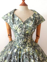 Charger l'image dans la galerie, 1950s - Spectacular Green Floral Dress - W30 (76cm)
