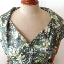 Charger l'image dans la galerie, 1950s - Spectacular Green Floral Dress - W30 (76cm)