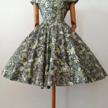 Charger l'image dans la galerie, 1950s - Spectacular Green Floral Dress - W30 (76cm)