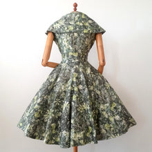 Charger l'image dans la galerie, 1950s - Spectacular Green Floral Dress - W30 (76cm)