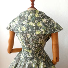 Charger l'image dans la galerie, 1950s - Spectacular Green Floral Dress - W30 (76cm)