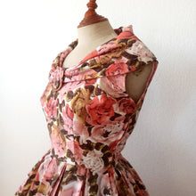 Charger l'image dans la galerie, 1950s - Stunning French Roseprint Dress - W26 (66cm)