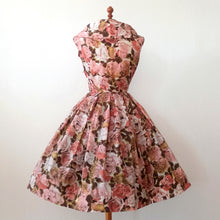 Charger l'image dans la galerie, 1950s - Stunning French Roseprint Dress - W26 (66cm)