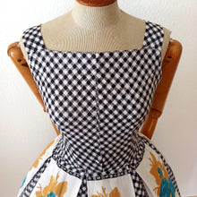 Charger l'image dans la galerie, 1950s - Gorgeous Black & White Floral Dress - W34 (86cm)