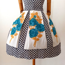 Charger l'image dans la galerie, 1950s - Gorgeous Black & White Floral Dress - W34 (86cm)