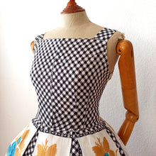 Charger l'image dans la galerie, 1950s - Gorgeous Black & White Floral Dress - W34 (86cm)