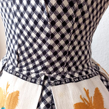 Charger l'image dans la galerie, 1950s - Gorgeous Black & White Floral Dress - W34 (86cm)