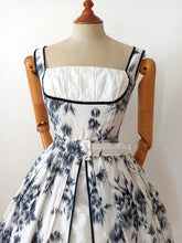 Charger l'image dans la galerie, 1950s - Stunning French Cotton Lace Dress - W24 (60cm)