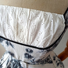 Charger l'image dans la galerie, 1950s - Stunning French Cotton Lace Dress - W24 (60cm)