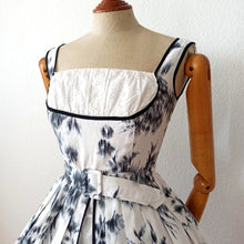 Charger l'image dans la galerie, 1950s - Stunning French Cotton Lace Dress - W24 (60cm)