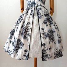 Charger l'image dans la galerie, 1950s - Stunning French Cotton Lace Dress - W24 (60cm)