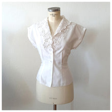 Charger l'image dans la galerie, 1950s - Exquisite White Linen Lace Blouse - W31 (80cm)