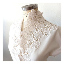 Charger l'image dans la galerie, 1950s - Exquisite White Linen Lace Blouse - W31 (80cm)