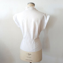 Charger l'image dans la galerie, 1950s - Exquisite White Linen Lace Blouse - W31 (80cm)