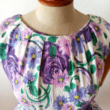 Charger l'image dans la galerie, 1950s - Stunning Purple Roses Cotton Dress - W26 (66cm)