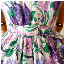 Charger l'image dans la galerie, 1950s - Stunning Purple Roses Cotton Dress - W26 (66cm)