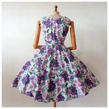 Charger l'image dans la galerie, 1950s - Stunning Purple Roses Cotton Dress - W26 (66cm)