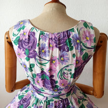 Charger l'image dans la galerie, 1950s - Stunning Purple Roses Cotton Dress - W26 (66cm)