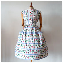 Carica l'immagine nel visualizzatore di Gallery, 1950s - Adorable Pockets Roseprint Cotton Dress - W27 (68cm)