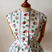 Carica l'immagine nel visualizzatore di Gallery, 1950s - Adorable Pockets Roseprint Cotton Dress - W27 (68cm)