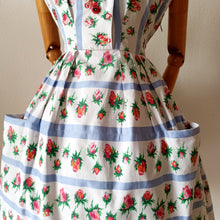 Carica l'immagine nel visualizzatore di Gallery, 1950s - Adorable Pockets Roseprint Cotton Dress - W27 (68cm)