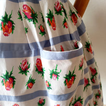 Carica l'immagine nel visualizzatore di Gallery, 1950s - Adorable Pockets Roseprint Cotton Dress - W27 (68cm)