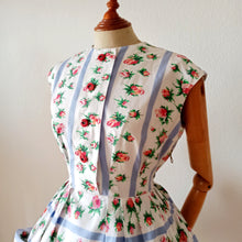 Carica l'immagine nel visualizzatore di Gallery, 1950s - Adorable Pockets Roseprint Cotton Dress - W27 (68cm)