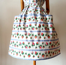 Carica l'immagine nel visualizzatore di Gallery, 1950s - Adorable Pockets Roseprint Cotton Dress - W27 (68cm)