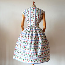 Carica l'immagine nel visualizzatore di Gallery, 1950s - Adorable Pockets Roseprint Cotton Dress - W27 (68cm)
