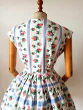 Carica l'immagine nel visualizzatore di Gallery, 1950s - Adorable Pockets Roseprint Cotton Dress - W27 (68cm)